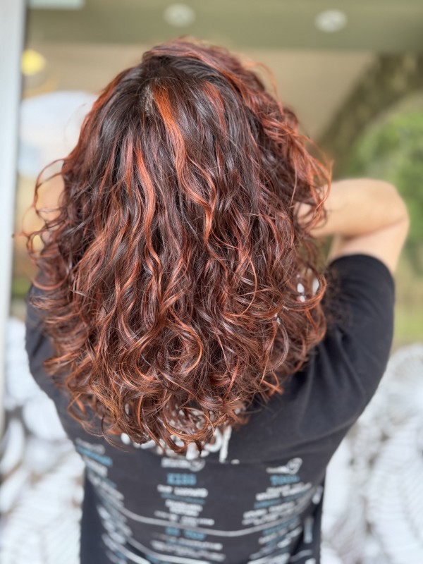 balayage cuivré cheveux bouclés salon de coiffure proche Bordeaux