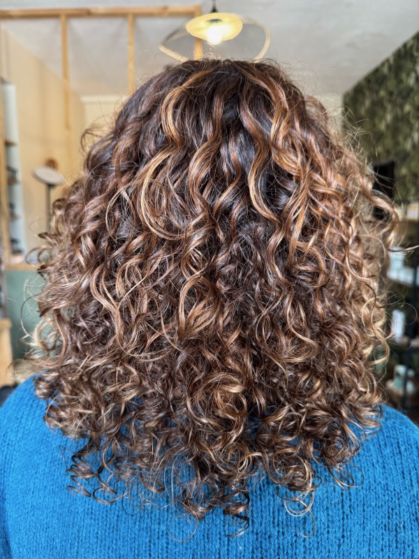 COIFFEUR pour balayage cheveux bouclés Bordeaux