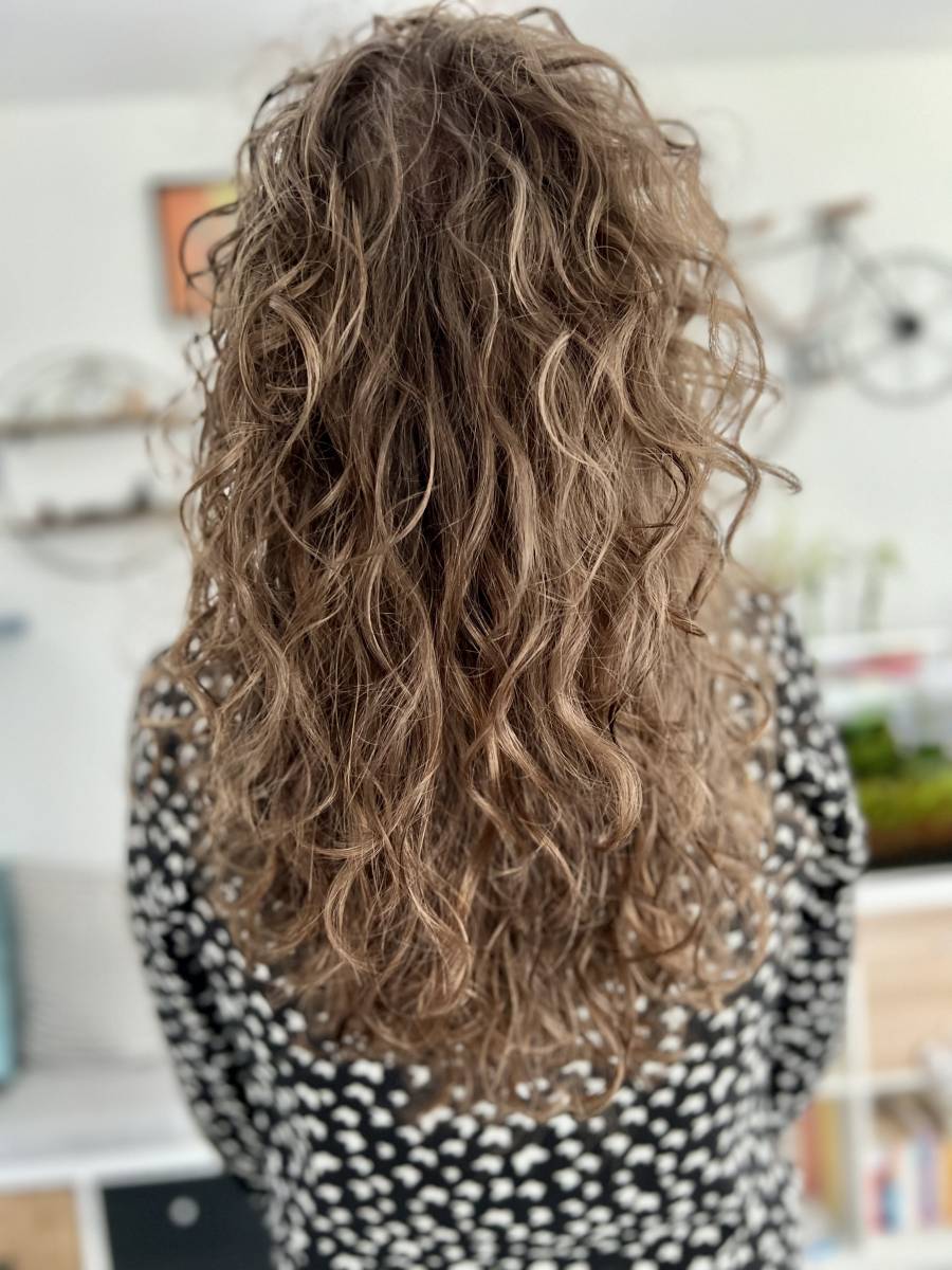 Cheveux bouclés longs salon de coiffure proche Bordeaux 