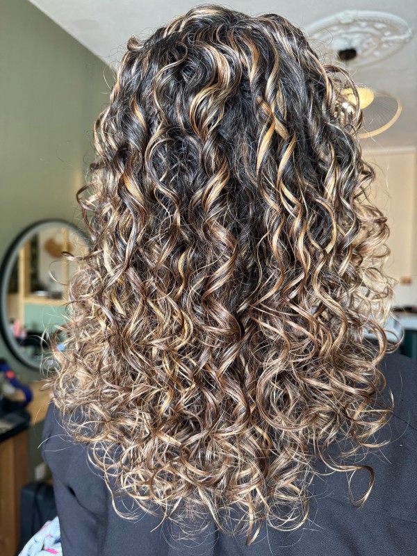 balayage blond beige coiffeur cheveux bouclés