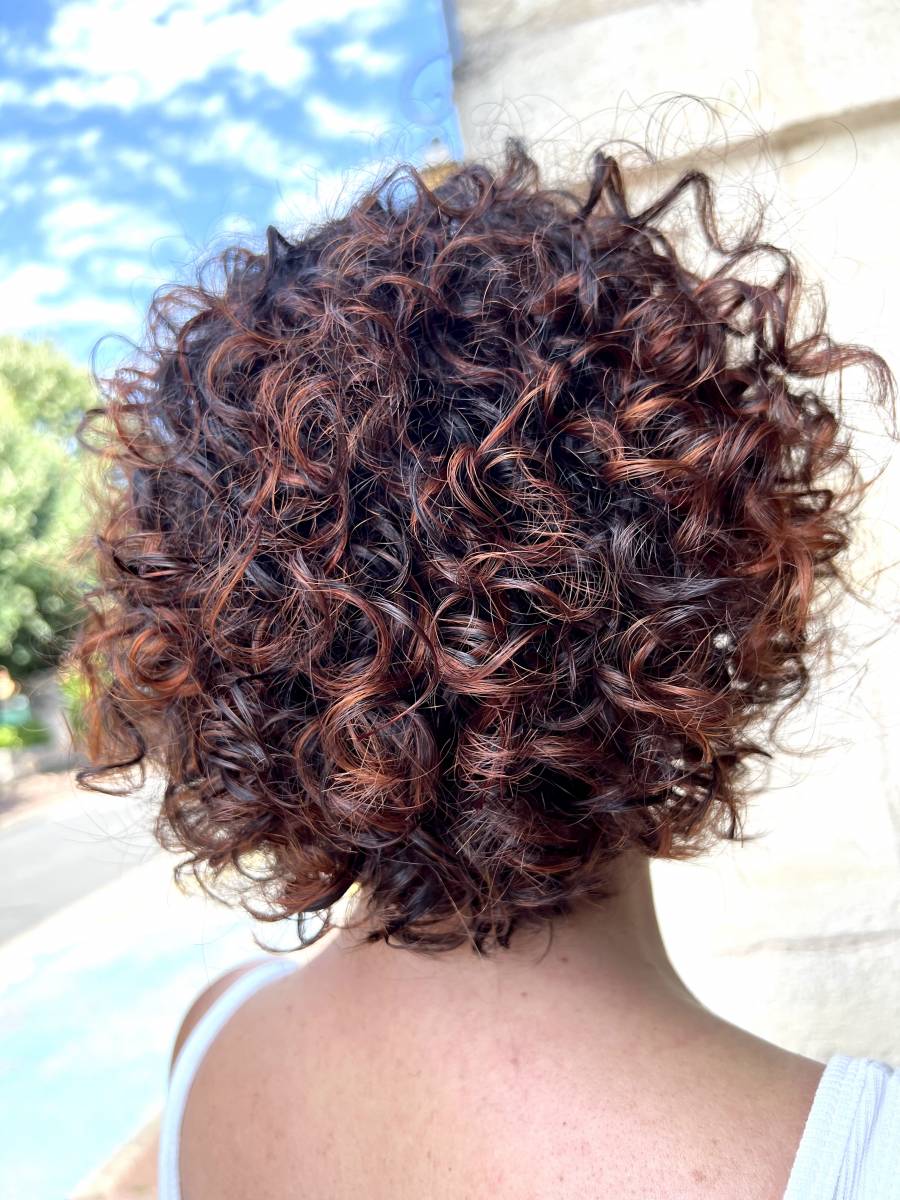 Coiffeur spécialiste cheveux bouclés, frisés & crépus Bordeaux Carlota coiffure proche de