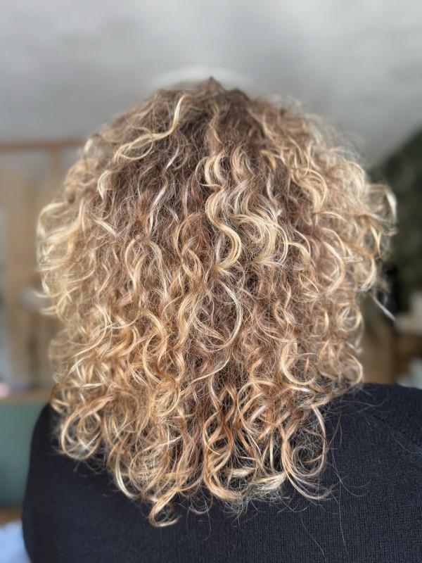 balayage blond beige cheveux bouclés proche Merignac 