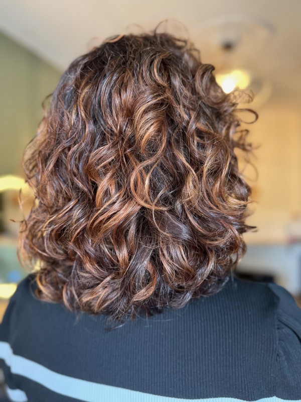 balayage caramel coiffeur cheveux bouclés et iondulés Bordeaux