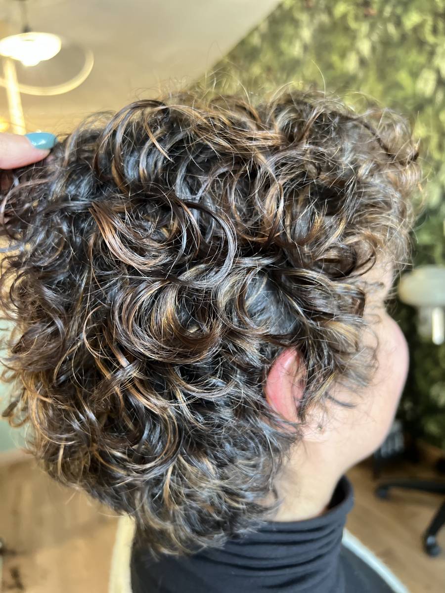 Salon de coiffure haut de gamme coiffeuse coloriste pour femmes aux cheveux bouclés et frisés Villenave d'Ornon