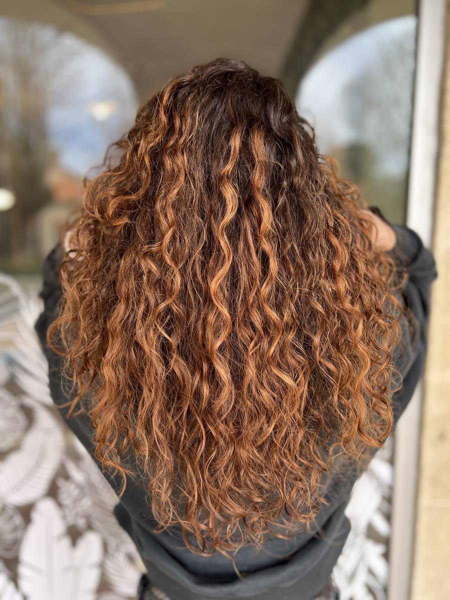 Coiffeur spécialiste cheveux bouclés, frisés & crépus Bordeaux Carlota coiffure proche de