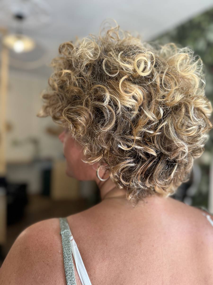 Coupe cheveux bouclés courts proche Bordeaux