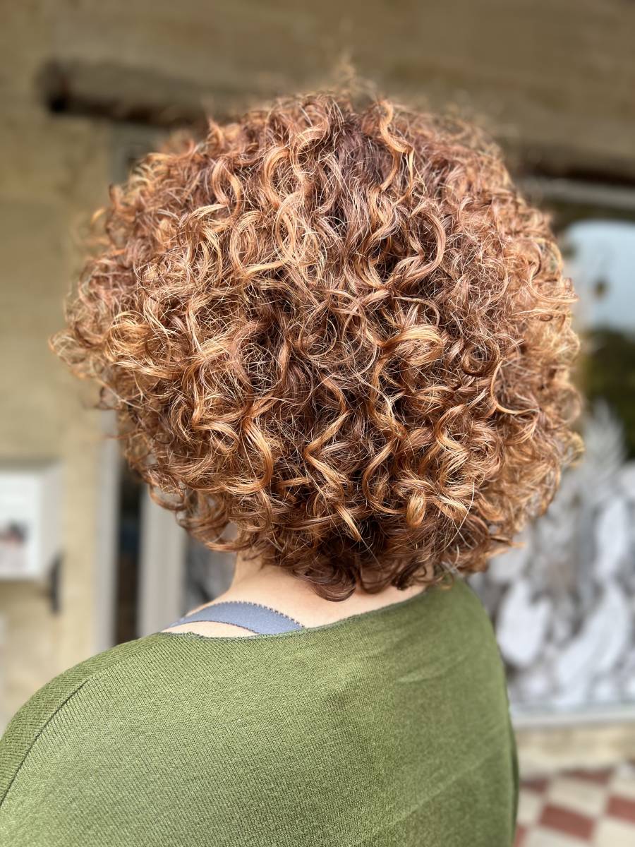 Balayage cuivré cheveux bouclés Gironde 