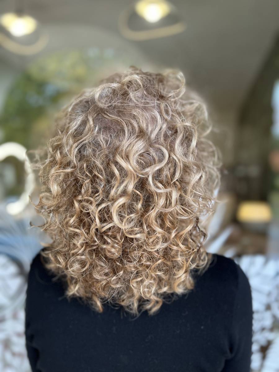 balayage blond sur cheveux bouclés et frisés Bordeaux