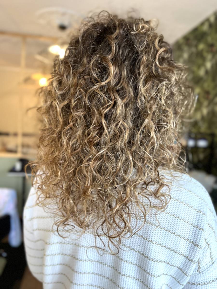 Cheveux bouclés coiffeur près de Bordeaux 