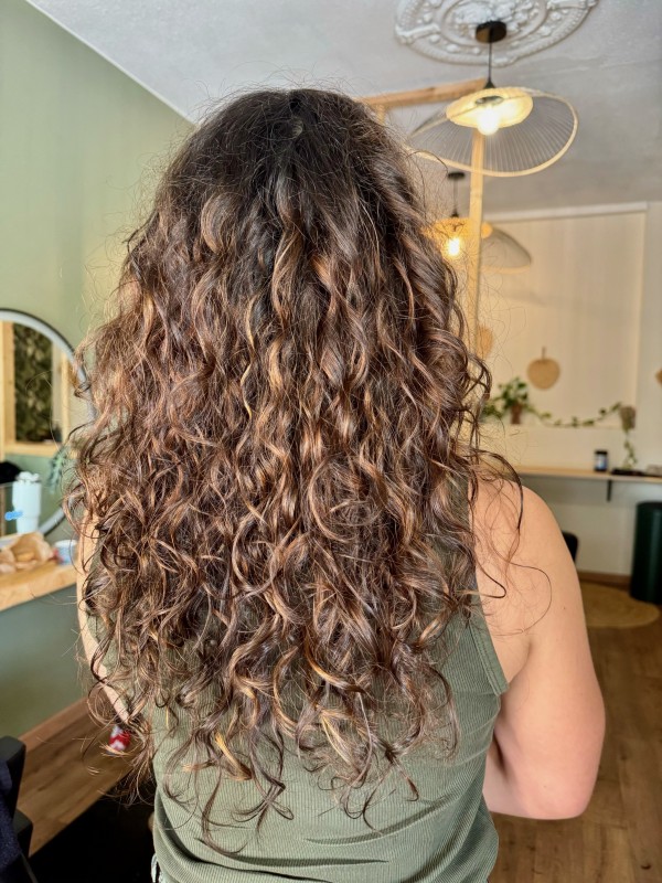 balayage miel cheveux bouclés proche de Bordeaux