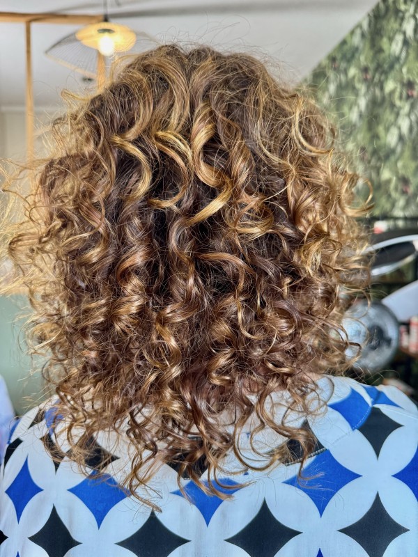 balayage blond cheveux bouclés Bordeaux